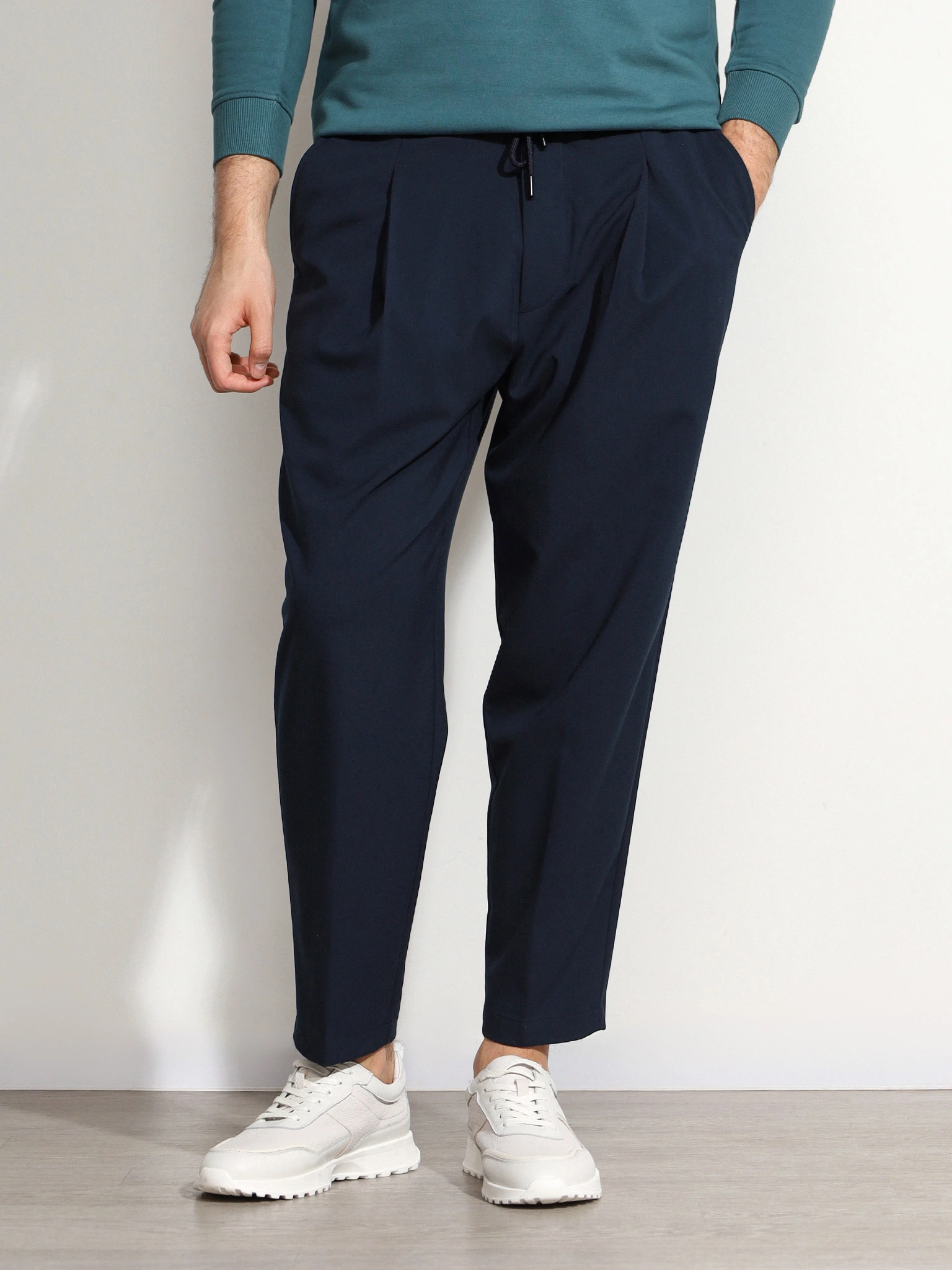 Брюки бежевого цвета прямого кроя без застежки